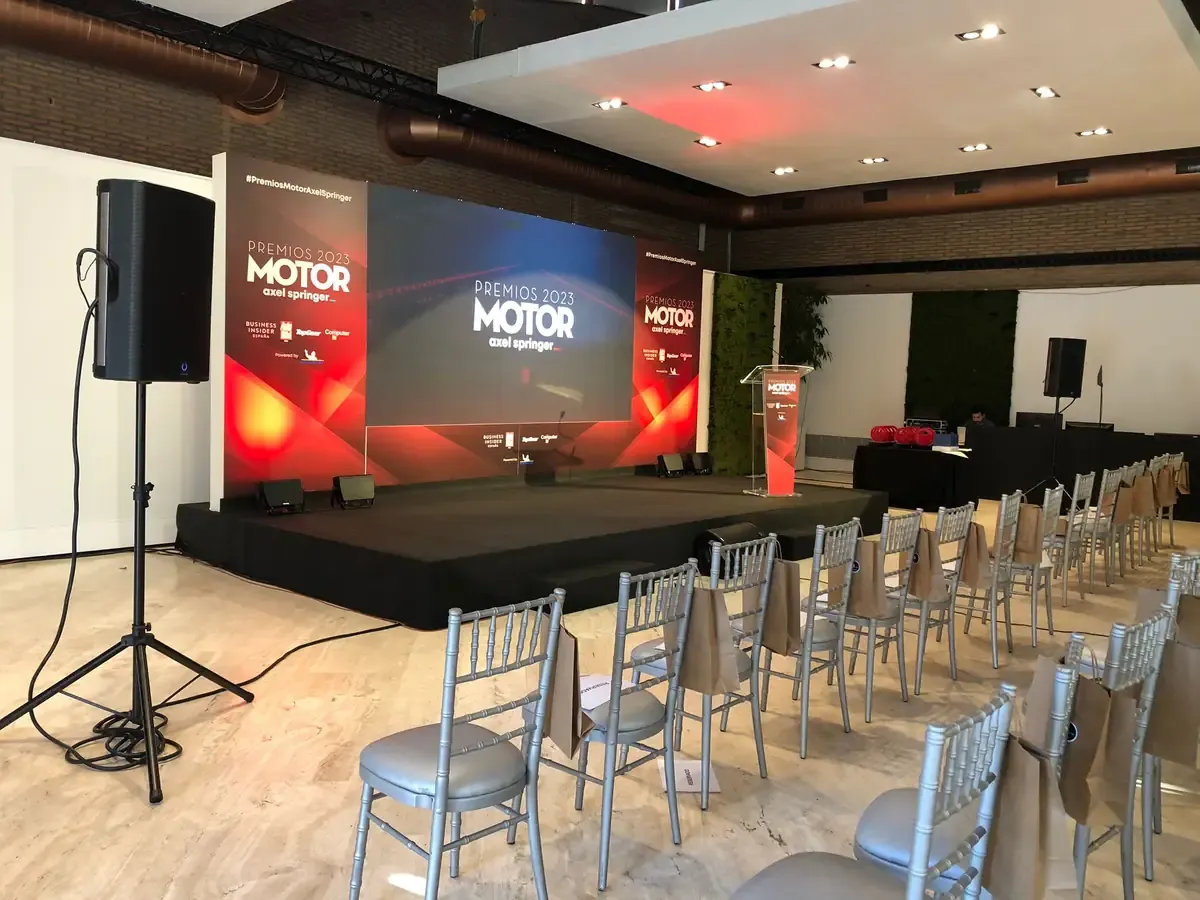 Montaje escénico profesional para eventos corporativos